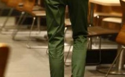 绿色裤子应该搭配什么颜色的上衣男